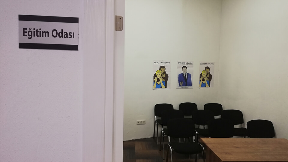 Masa ve sandalyelerin bulunduğu eğitim odası