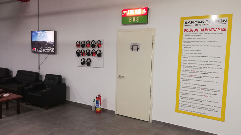 Kulak koruyucular ve poligon talimatname panosu