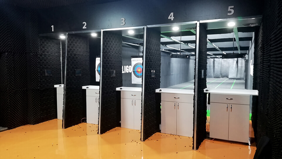 Numaralı atış kabinleri ve hedef hattı